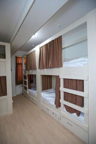 Хостелы Alfa Hotel & Hostel Баку Кровать в общем 6-местном номере для женщин-2