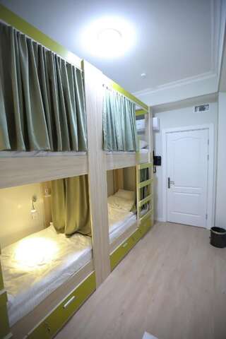 Хостелы Alfa Hotel & Hostel Баку Кровать в общем номере для женщин с 4 кроватями-2