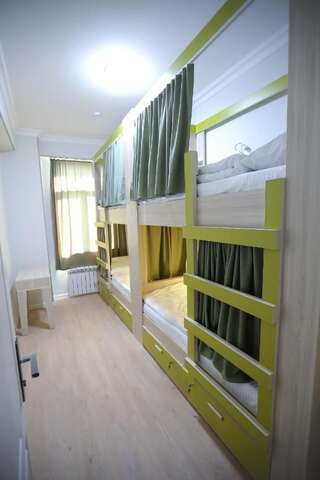 Хостелы Alfa Hotel & Hostel Баку Кровать в общем номере для женщин с 4 кроватями-3
